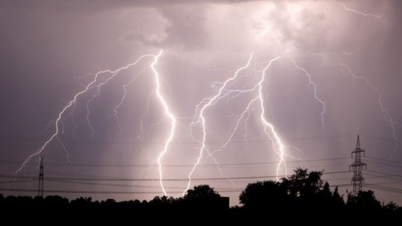 búrka blesky (TASR)